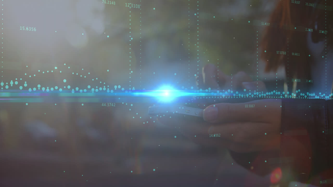 스마트폰을 사용하는 백인 여성의 손 위의 그래프의 애니메이션