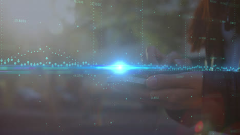 animación de gráficos sobre las manos de una mujer caucásica usando un teléfono inteligente