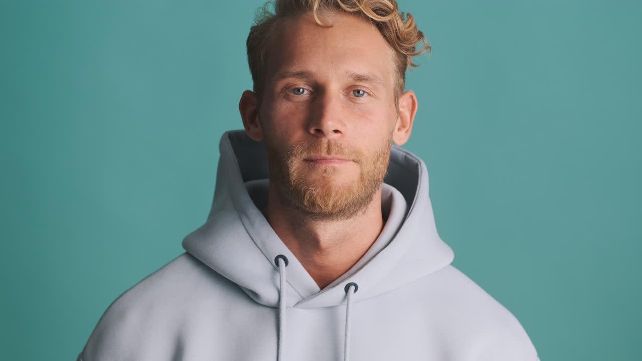 joven con capucha posando