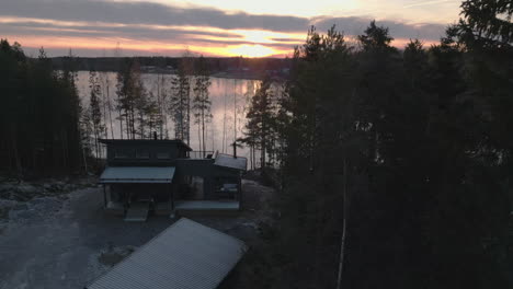 vista aérea de un dron de una fría mañana de octubre en el norte de finlandia al amanecer