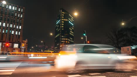 lapso de tiempo de noche de un cruce ocupado