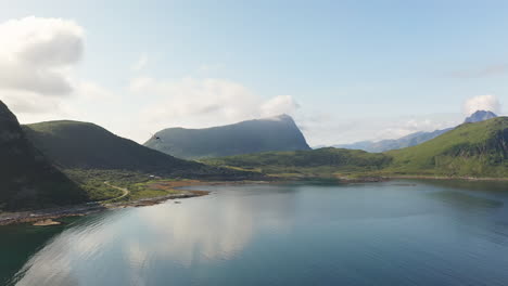imágenes aéreas de la playa de vik y hauklandstranda noruega rastreando un pájaro volando sobre el agua, cautivando a los drones de las costas noruegas