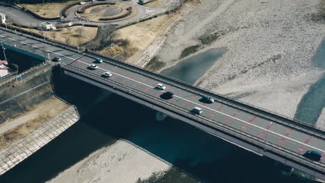 Coches-Que-Viajan-Por-El-Puente-De-Carretera-De-Dos-Carriles-De-Mutsumi-Sobre-El-Río-Tama-En-Tokio,-Japón