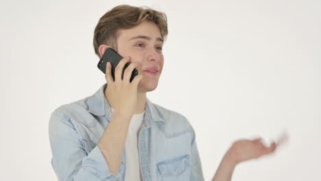 joven hablando por teléfono en fondo blanco