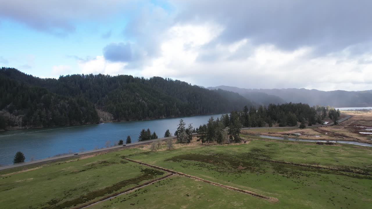 hermosa toma aérea de 4k que muestra el paisaje en dean creek en reedsport, oregon
