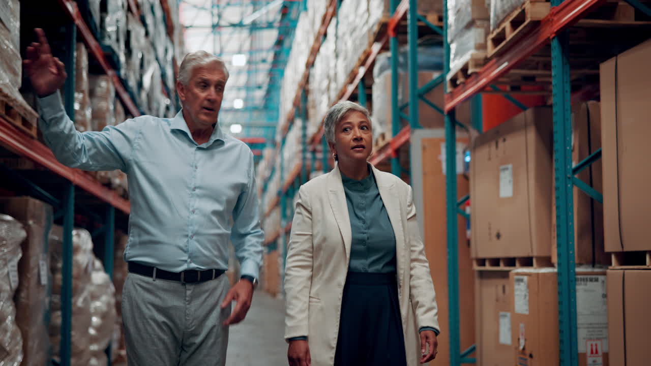 Colleghi di lavoro che discutono dell'inventario in un grande magazzino