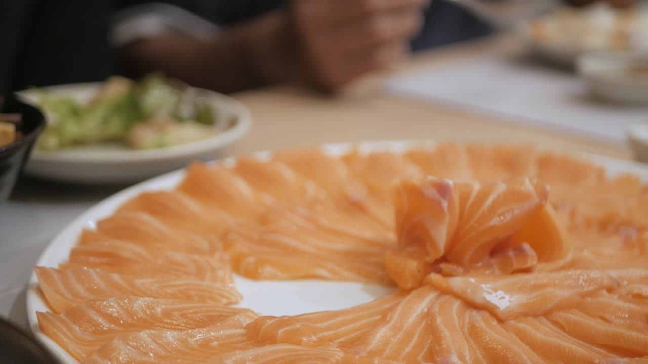 video 4k del plato lleno de sashimi de salmón, pescado crudo comida al estilo japonés