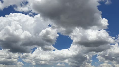 Increíble-Lapso-De-Tiempo-De-Paisaje-De-Nubes-Ultra-Suave-De-Larga-Duración-Con-Enormes-Nubes-Formándose-Antes-De-Que-Comenzara-La-Tormenta-Y-La-Lluvia-En-Sudáfrica