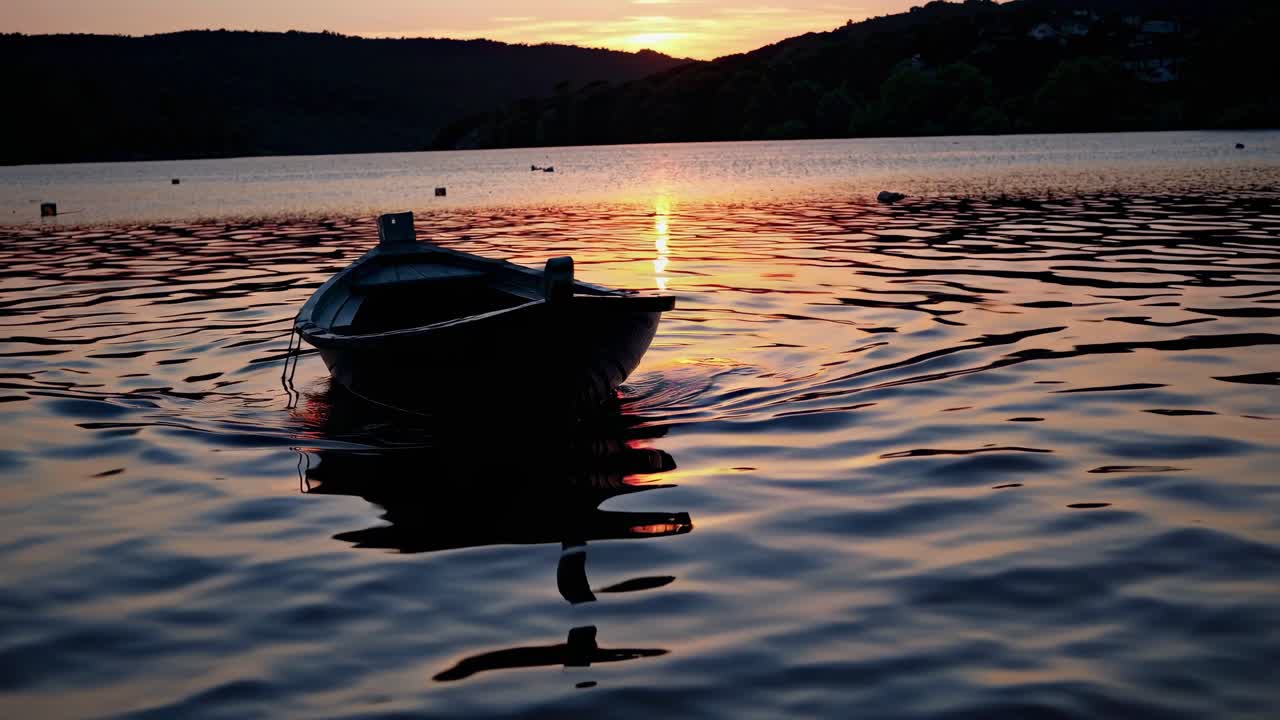 Una barca sul lago al tramonto
