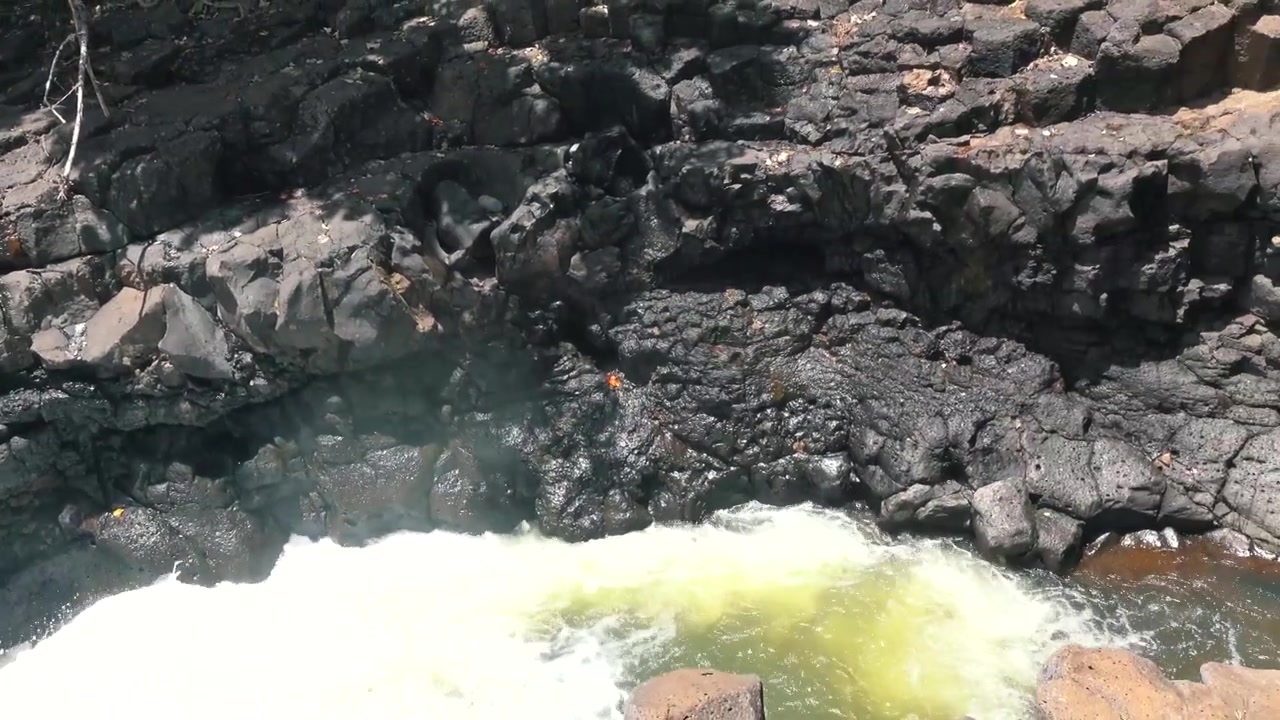 Scatto naturalistico di una cascata alle Hawaii