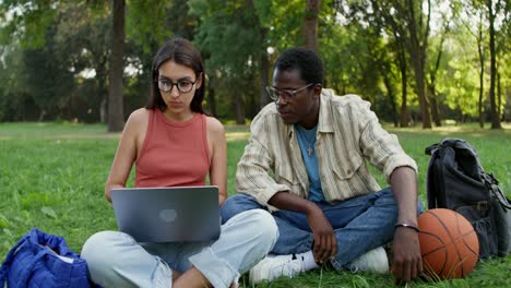 estudiantes colaborando en un parque