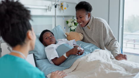 Enfermera,-Madre-E-Hijo-Jugando-En-Un-Hospital