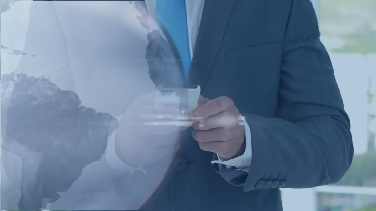 스마트 폰을 사용하는 사업가에 대한 회색 지구의 애니메이션과 데이터 처리