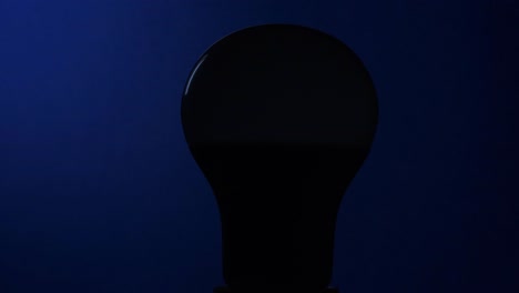 bombilla led con cúpula blanca encendida