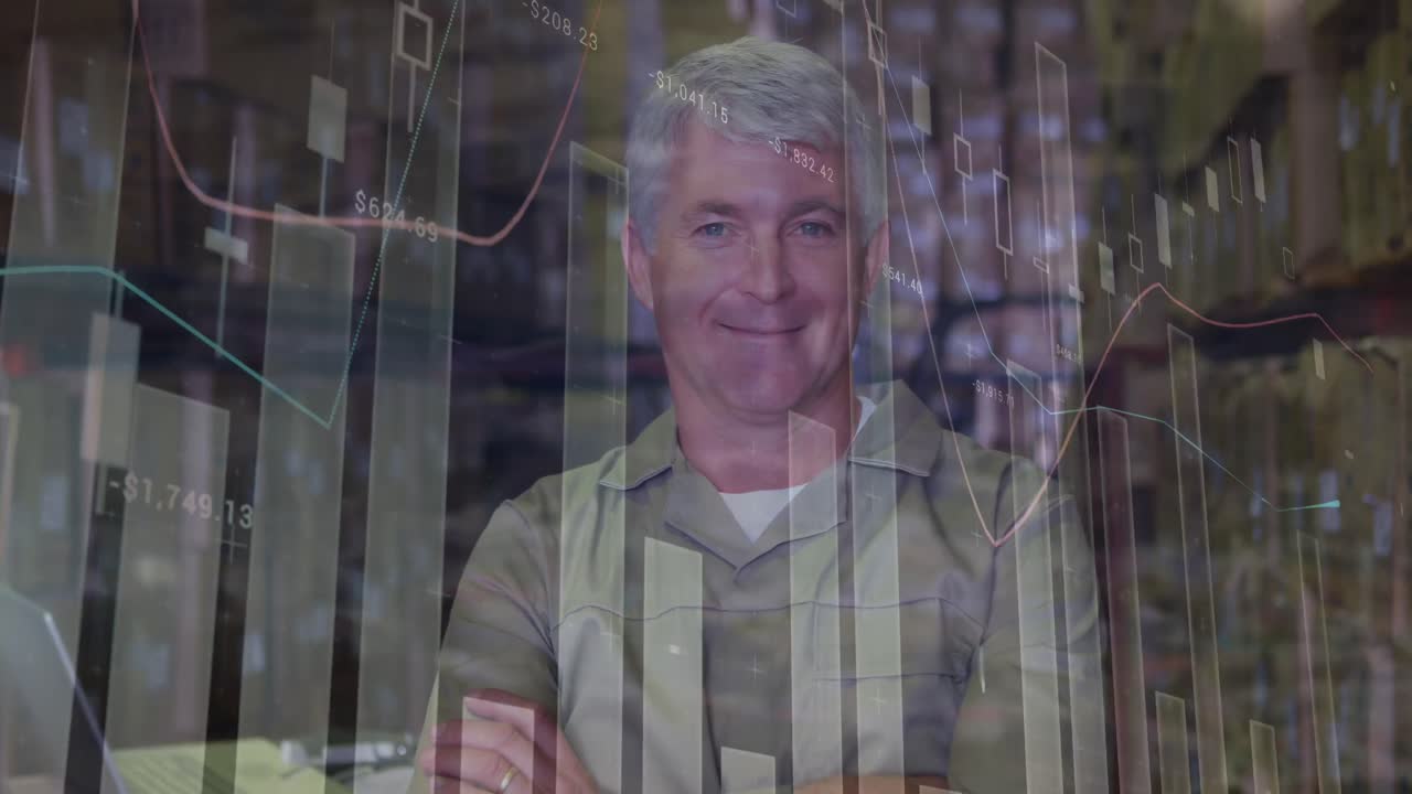 animación de procesamiento de datos estadísticos sobre un trabajador caucásico de edad avanzada sonriendo en un almacén