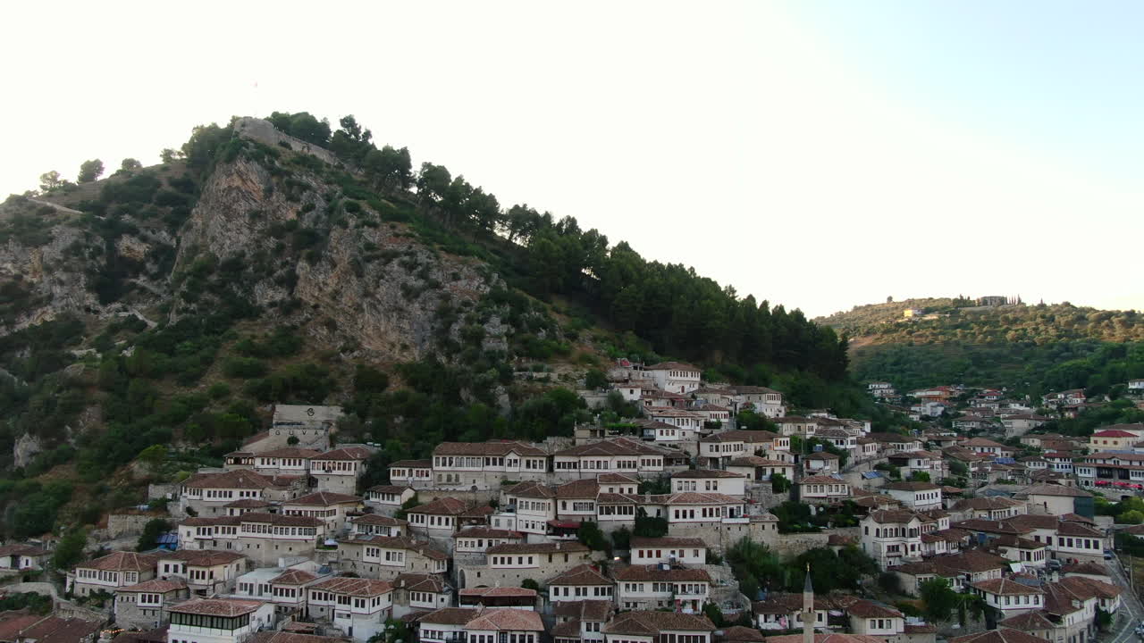 Pemandangan drone 4K Berat, Albania, kota seribu jendela, matahari terbenam