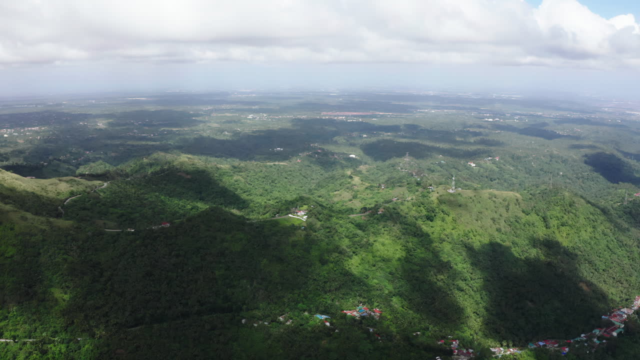 아래의 울창한 숲 위로 움직이는 구름의 그림자의 공중 하이퍼  ⁇ 스