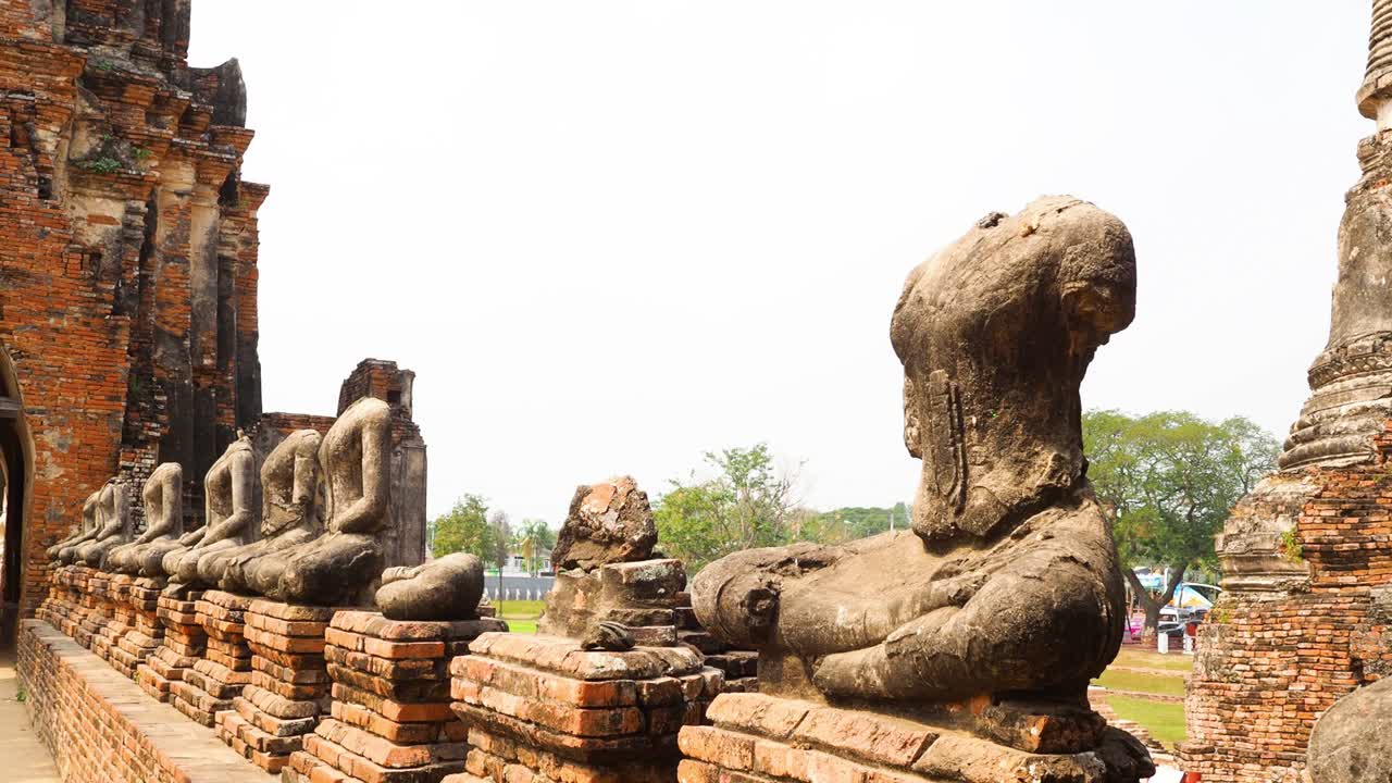 estatuas de buda y pagoda en ayutthaya, tailandia