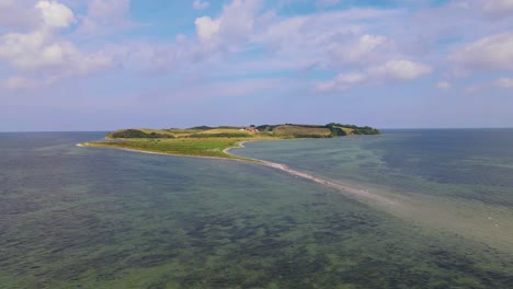 vista aérea de la pequeña isla nekselø en colores asombrosos en odsherred, zelanda, dinamarca