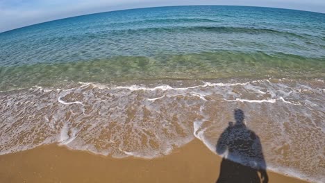 el silencio de la playa en gaza debido al conflicto de guerra fue grabado con una cámara de acción