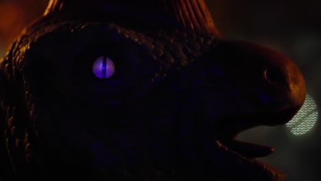 toma de primer plano cinematográfica de un ojo de dinosaurio con piel escalada áspera en el espectáculo