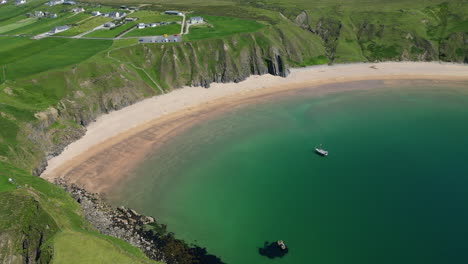 Ein-Segelboot-Liegt-Vor-Der-Küste-Des-Silver-Strand-Beach-In-Donegal-Vor-Anker