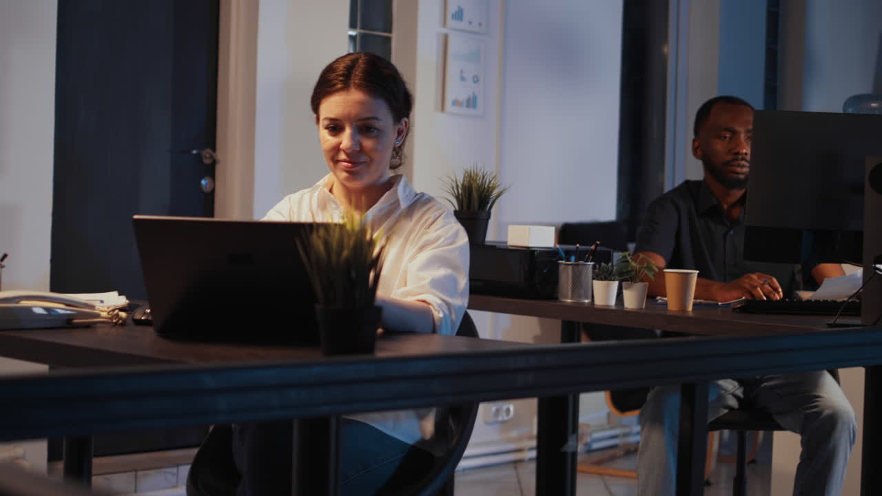 Sviluppatore software sorridente che pianifica un report di rete sul portatile