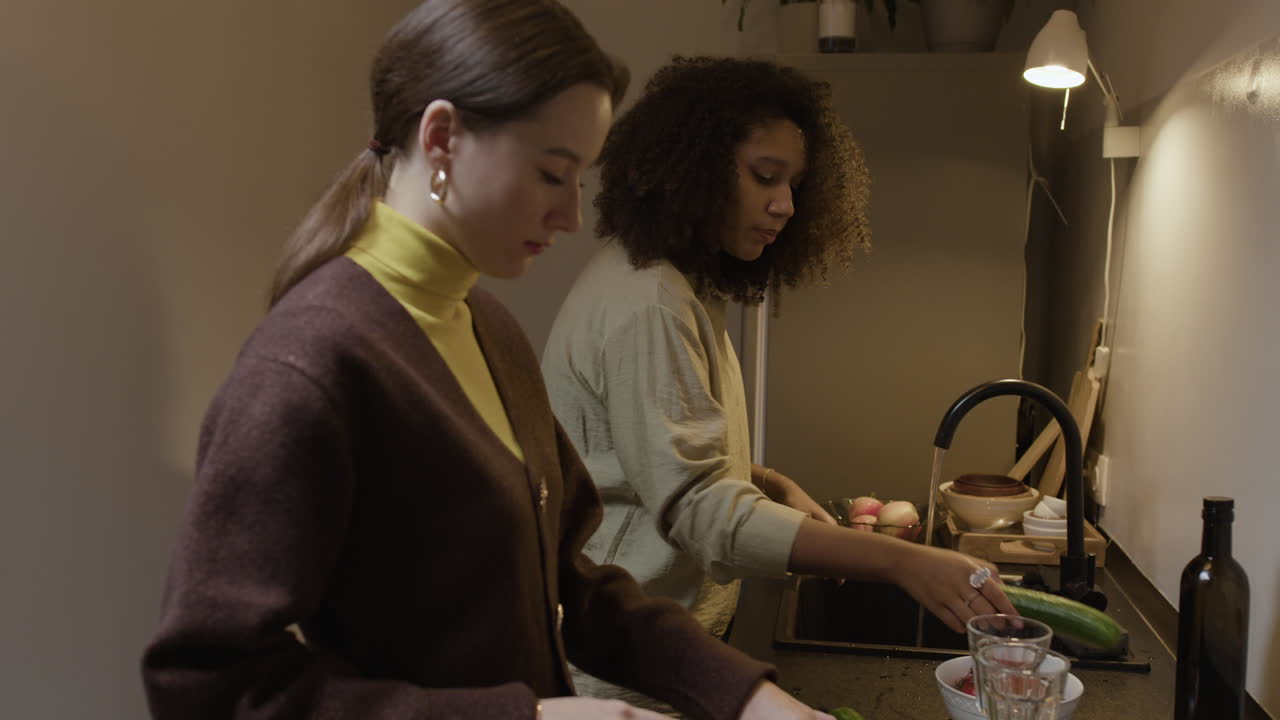 두 명의 여성이 부에서 음식을 준비하고 있습니다.