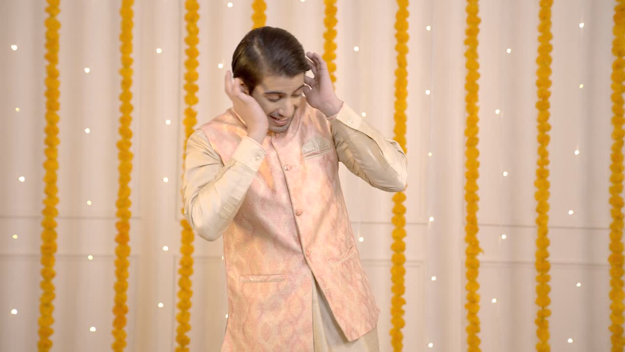 Uomo indiano spaventato da un petardo