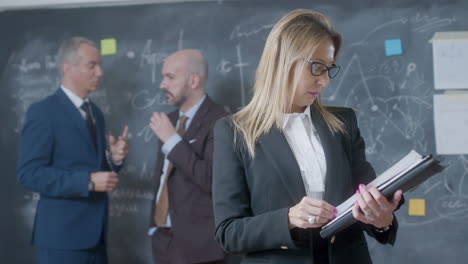 mujer de negocios exitosa mirando documentos de papel en sus manos