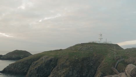 Blick-Auf-Den-Leuchtturm-Am-Bewölkten-Abend