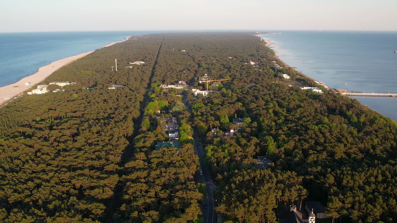 полет беспилотника над курортным городом юрата на полуострове хел, польша