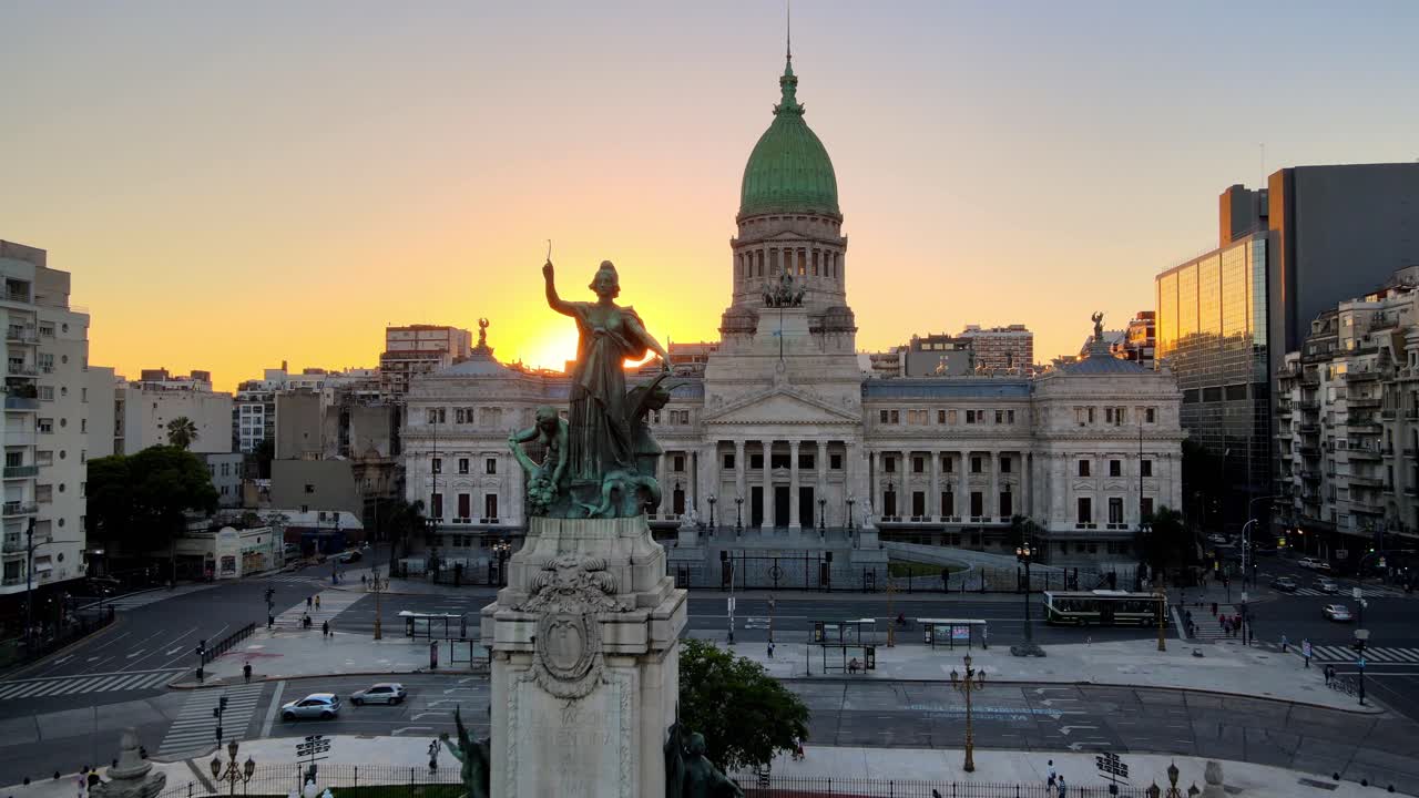 plataforma rodante aérea sobre la plaza del congreso y el monumento que conduce al edificio del congreso argentino al atardecer, buenos aires