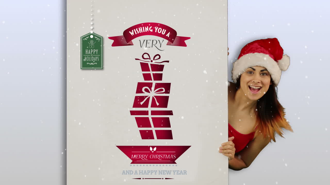 una morena festiva que presenta una tarjeta de navidad