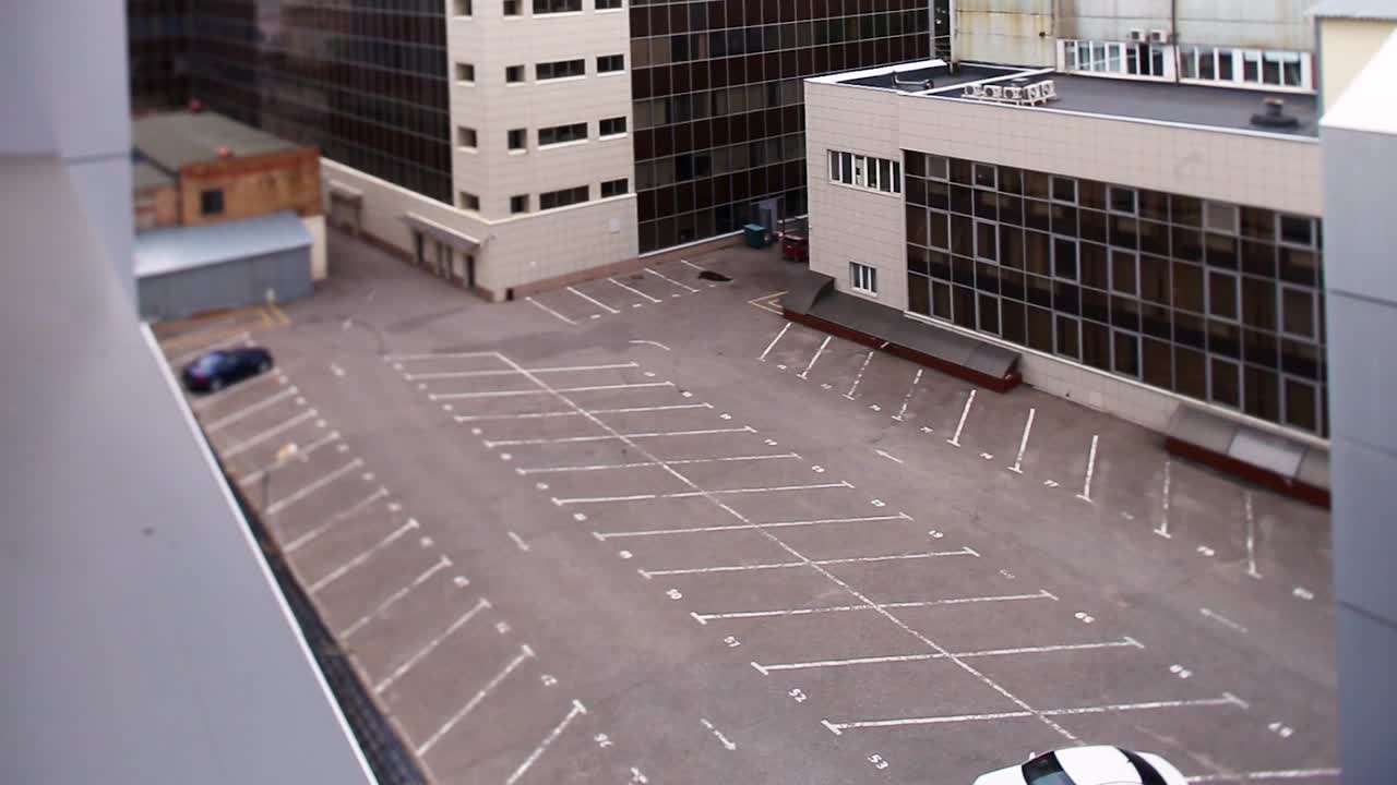 estacionamiento vacío entre edificios