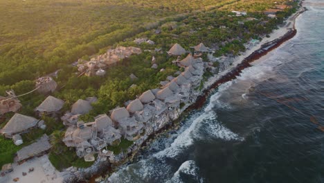 Vista-Aérea-Del-Hotel-Azulik-En-Tulum,-México-Durante-La-Hora-Dorada