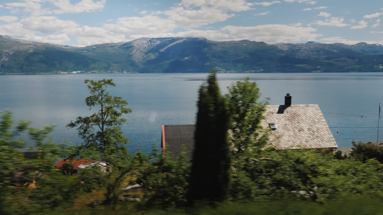 푸른 언덕 위의 그림 같은 피요르드 해안을 따라 가면 전통적인 목조 주택을 볼 수 있습니다 4