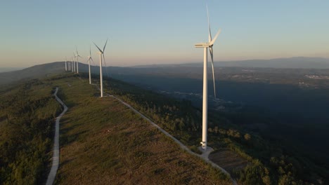 Parque-Eólico-En-La-Cima-De-La-Montaña