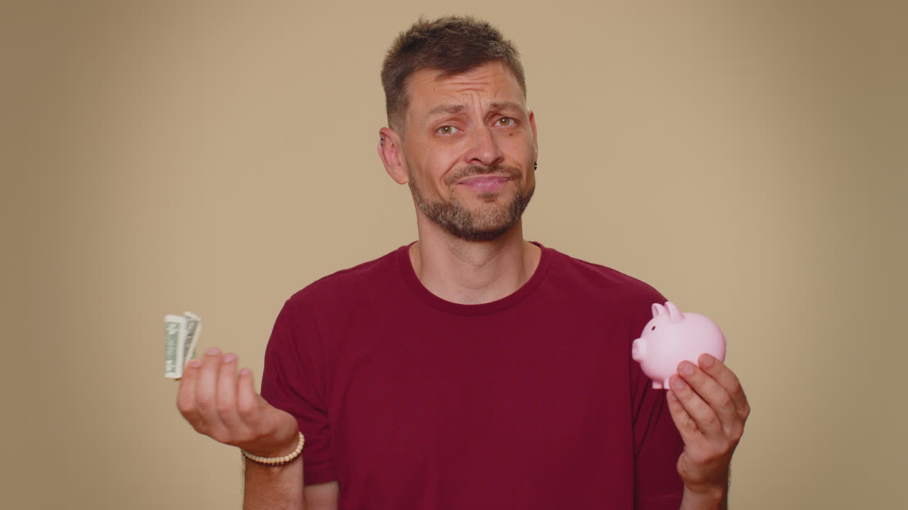 бедный молодой человек с кошельком и одной долларовой банкнотой, финансовый кризис, банкротство, долг, неудача