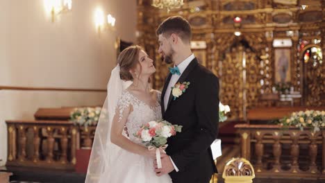 Recién-Casados.-Novia-Y-Novio-Caucásicos-Juntos-En-Una-Iglesia-Antigua.-Boda