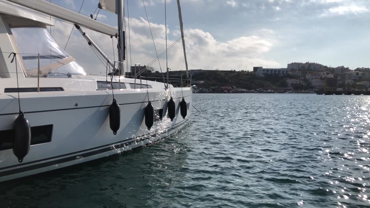 Yacht a vela ormeggiato in porto