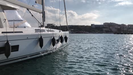 yate de vela atado en el puerto