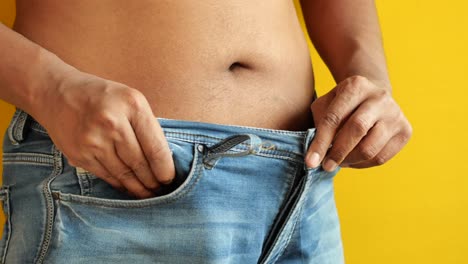 Männer-Ziehen-Jeans-An-Und-Zeigen-Gewichtsverlust,