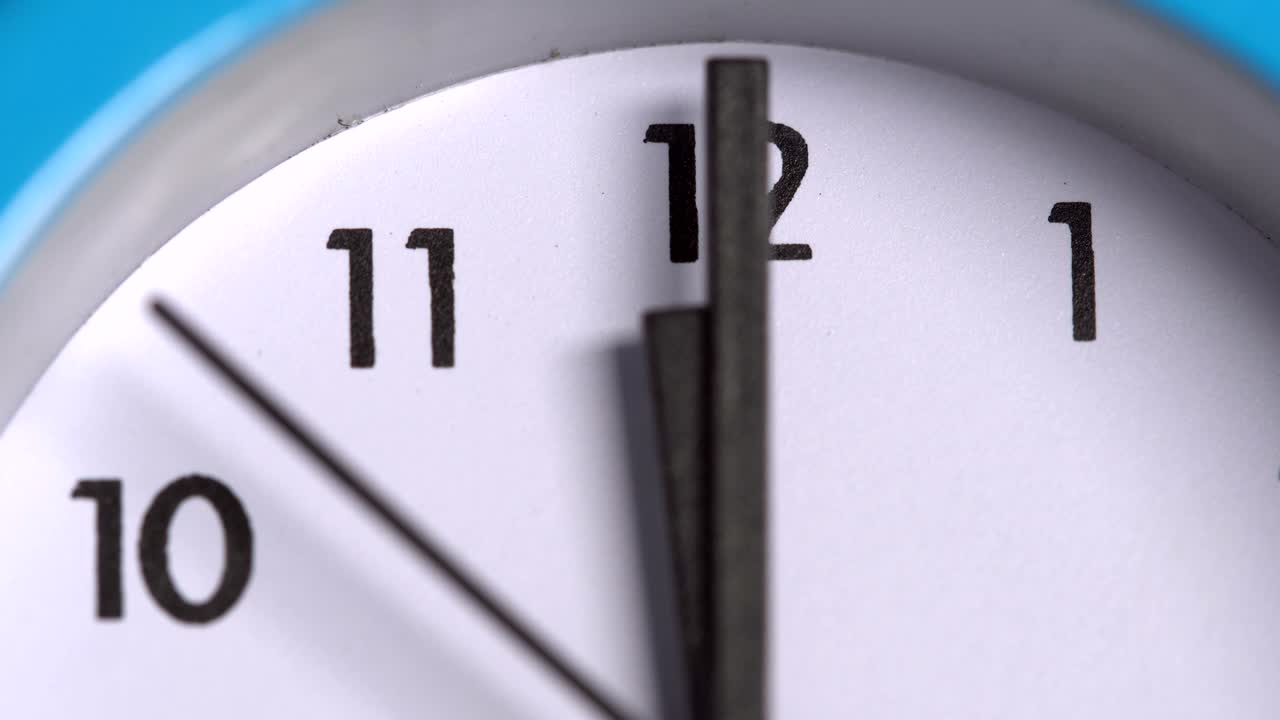 las flechas en el reloj. primer plano