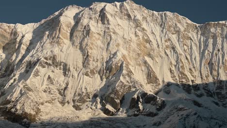 cara de montaña nevada empinada y cumbre, cerca de las montañas nevadas del himalaya en nepal, gran paisaje de montaña cubierto de nieve con cara de montaña escarpada en invierno en la región de annapurna