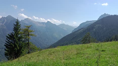 Chimenea-En-Las-Montañas-De-Austria-Durante-El-Verano