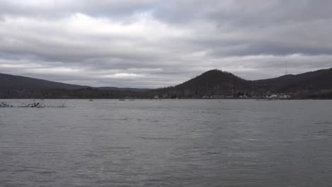 산을 배경으로 한 사스케하나 강(susquehanna river)의 전망