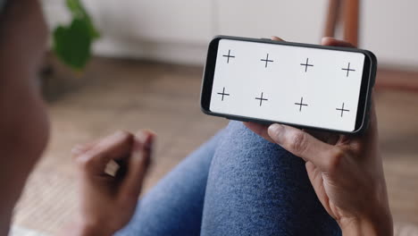 mujer joven usando teléfono inteligente teniendo chat de video agitando la mano en la pantalla verde disfrutando de charlar en el teléfono móvil pantalla de tecla de croma orientación horizontal