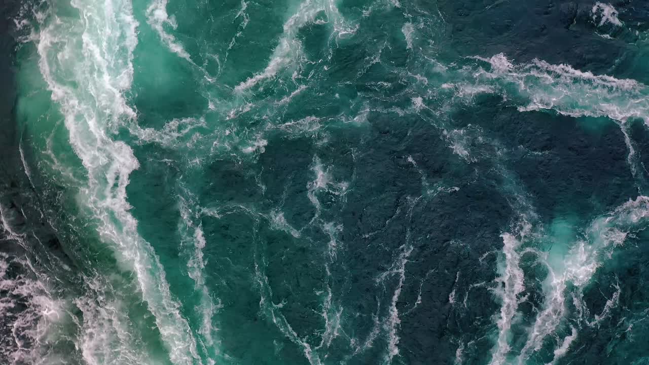 las olas de agua del río y el mar se encuentran durante la marea alta y la marea baja.