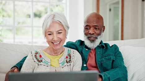 Pareja-De-Ancianos-En-El-Sofá-Con-La-Computadora-Portátil